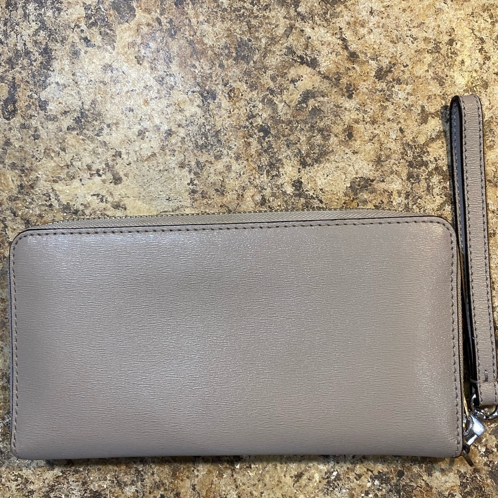 Tory Burch Parker Zip Leather Continental Wallet in a "Dust Storm" (gray) color. - Picture 4 of 7